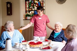 Kaffeetrinken im Speisesaal     